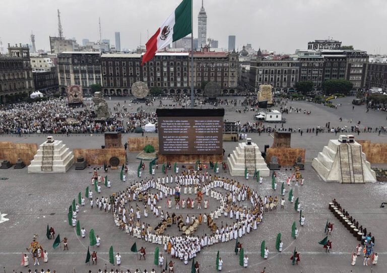 Conmemoración de los 700 años de la fundación de la ciudad. Zócalo de la Ciudad de México