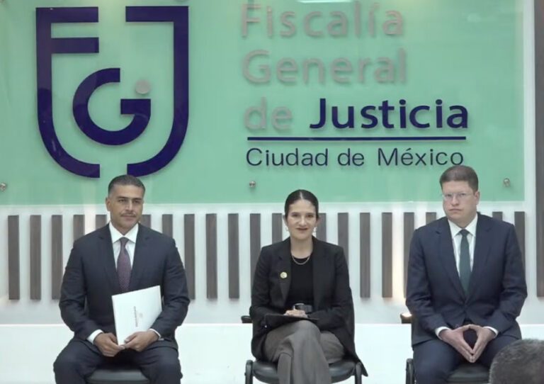 Conferencia de prensa en la Fiscalía de la Ciudad de México