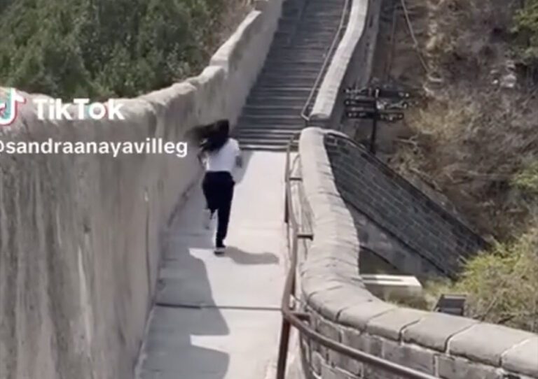 México: Diputada corre en la Muralla China