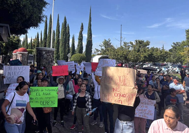 Protestan en Corregidora por desabasto de agua