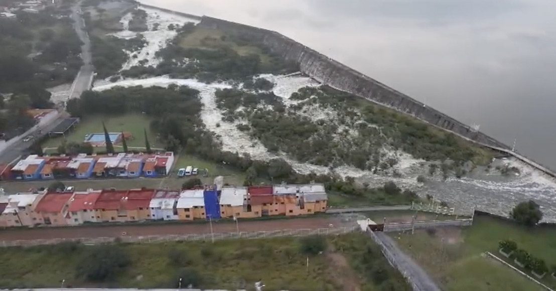 Querétaro: 14 viviendas afectadas por desborde de agua de la Presa Centenario, alcalde