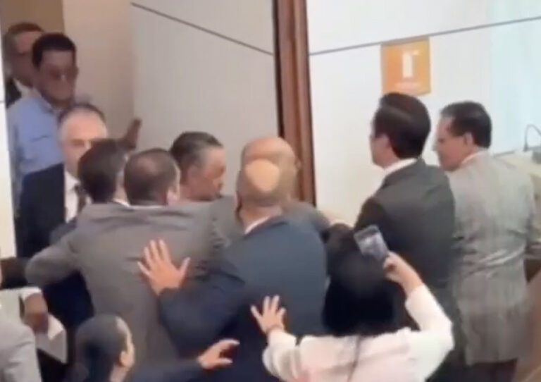 Querétaro: Altercado en el Congreso.