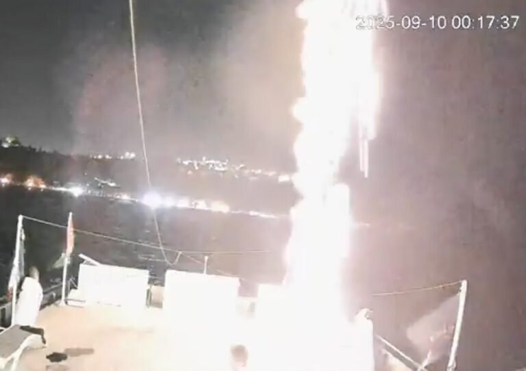 Atacan barco que lleva ayuda a Gaza