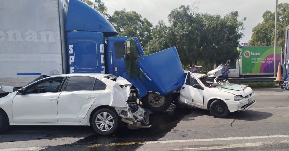 Querétaro: Camión embiste a varios vehículos en la entrada a la ciudad