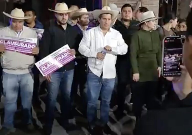 México: Carlos Manzo protesta en la obra del Teleférico de Uruapan