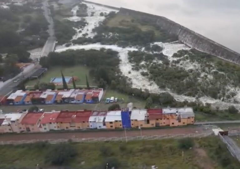 Querétaro: Desborde de agua en la Presa Centenario