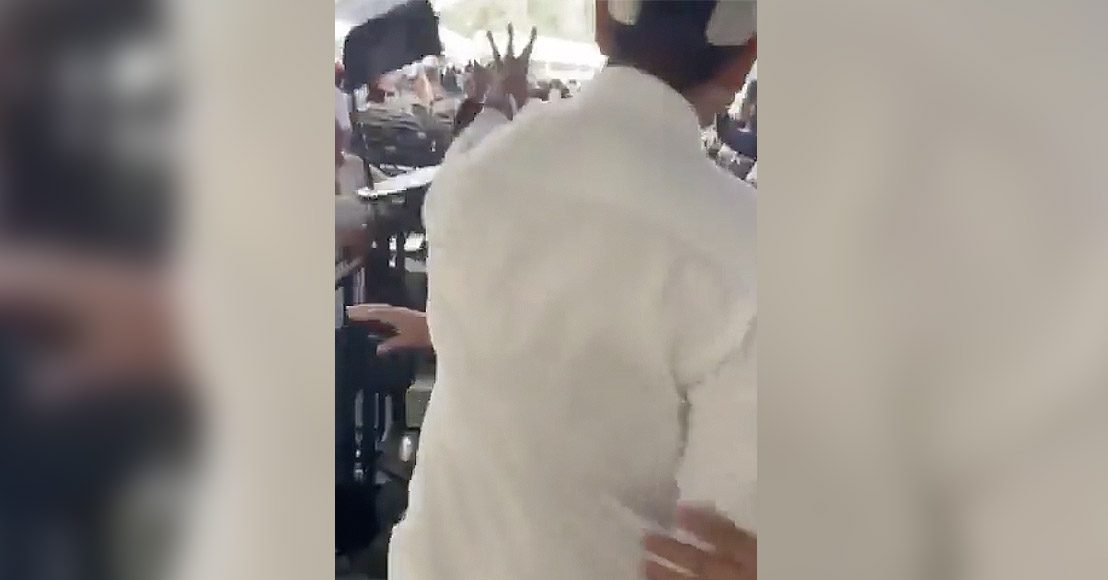 El funcionario arrojó una silla hacia donde se encontraba el periodista