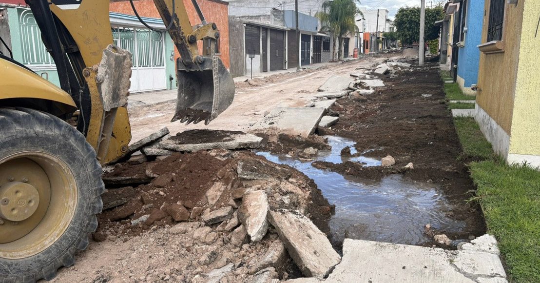 Querétaro: Empresa causa fugas de agua y deja sin servicio a colonia de San Juan del Río