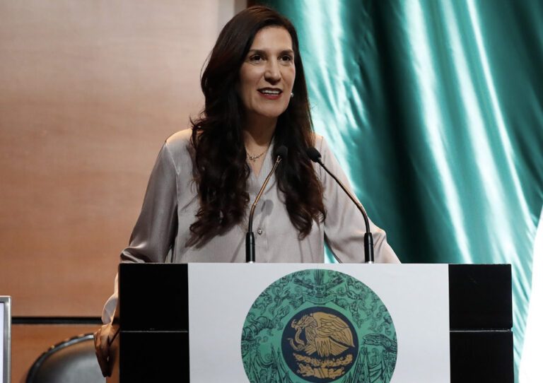 Diputada presidenta de la Mesa Directiva, Kenia López Rabadán.