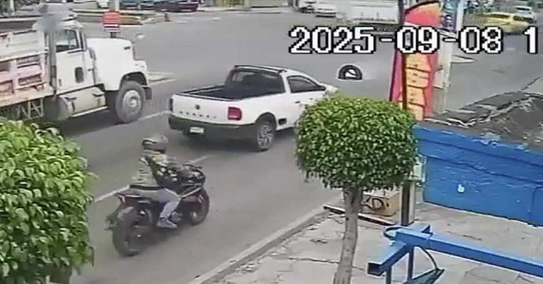 Querétaro: Motociclista cayó al pasar por una coladera sin tapa y lo arrolló un camión de volteo