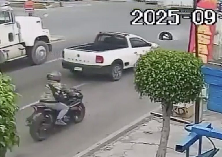 Querétaro: Motociclista pasa por alcantarilla sin tapa, cae y lo atropellan