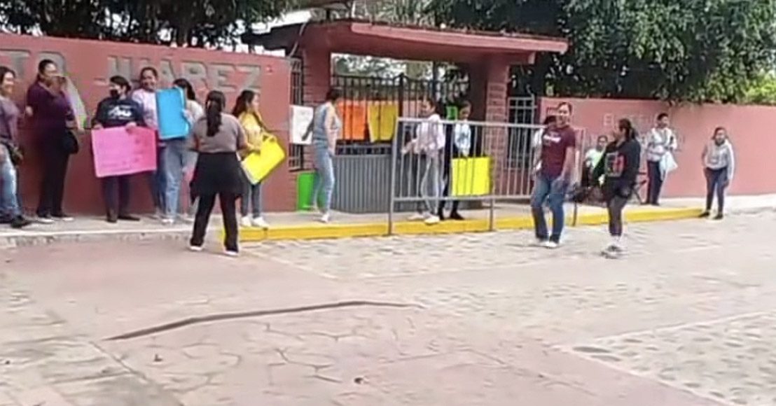 Querétaro: Protesta en la escuela Benito Juárez