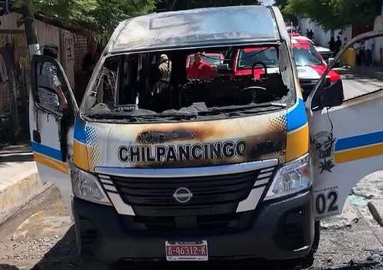 Camioneta incendiada en Chilpancingo, Guerrero, México