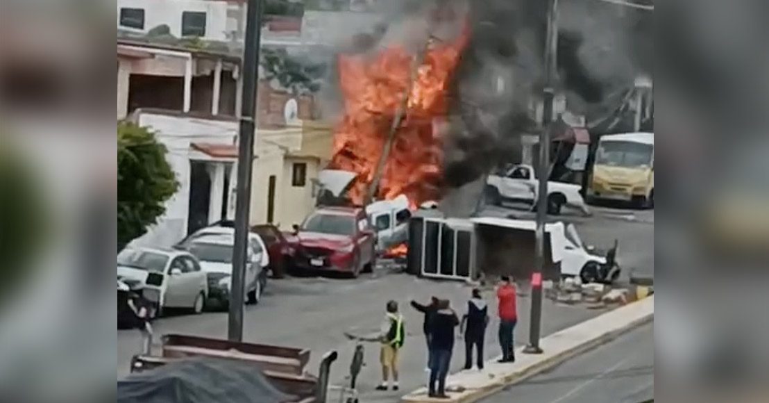Querétaro: Un tractocamión impacta vehículos y un domicilio en San Juan del Río
