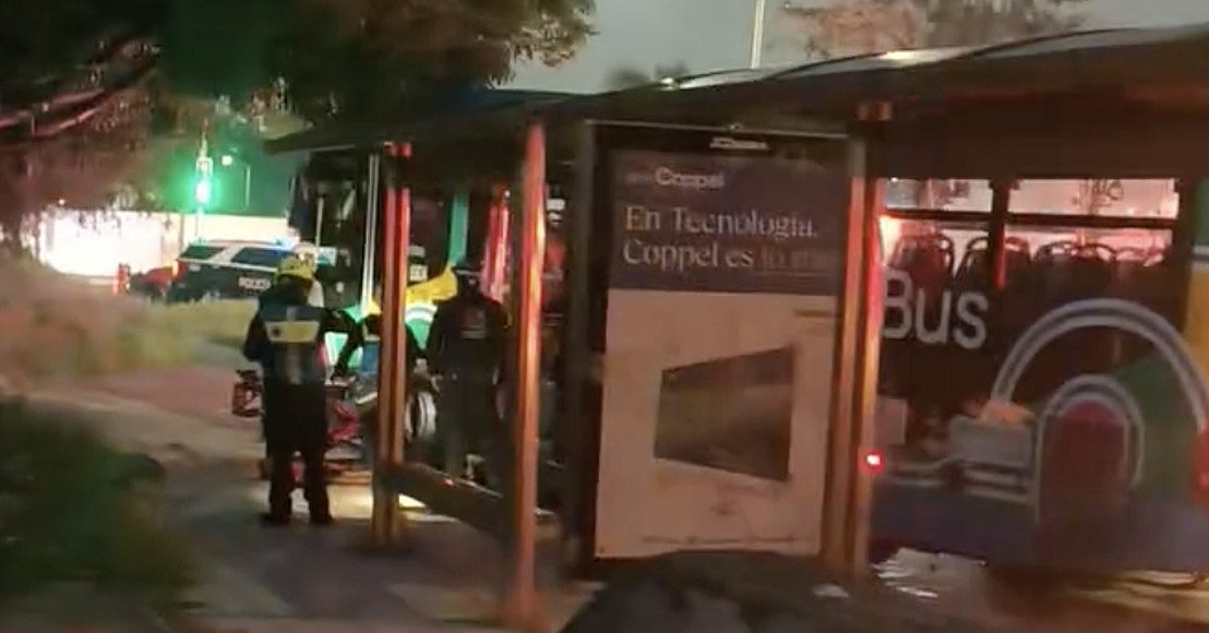 Querétaro: Unidad de Qrobús sale de su carril, derriba árboles y termina en sentido contrario