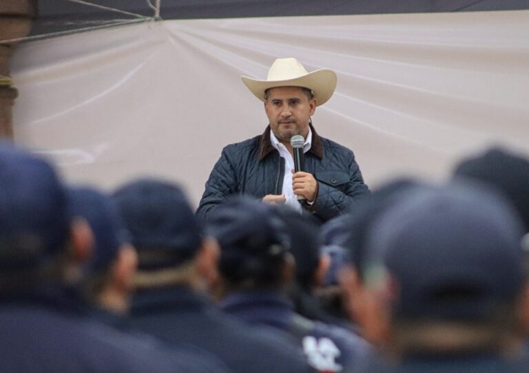El alcalde Carlos Manzo con policías de Uruapan