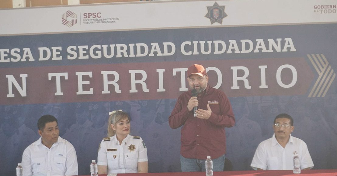 De gorra, con el micrófono, el alcalde de Palizada en una reunión de seguridad.