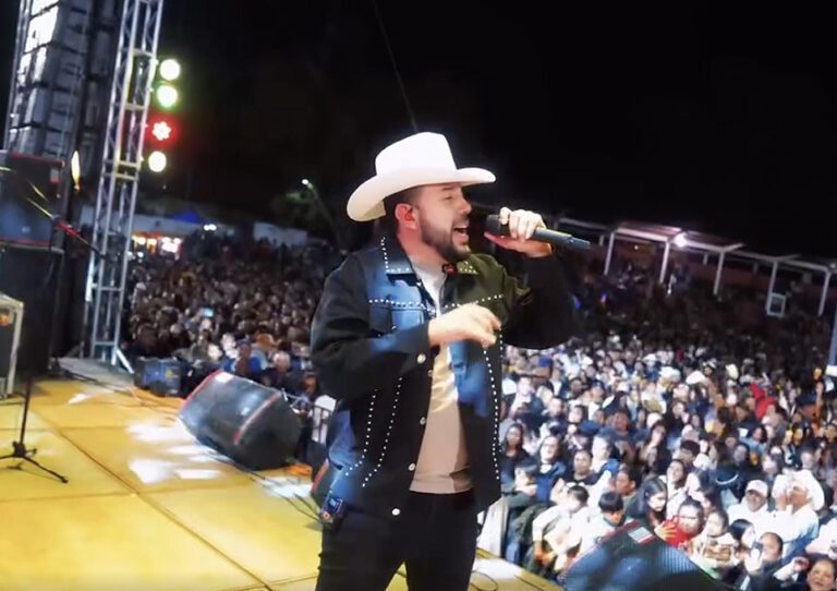 Fidel Rueda en concierto exhibe video alterado de la Presidenta de México.