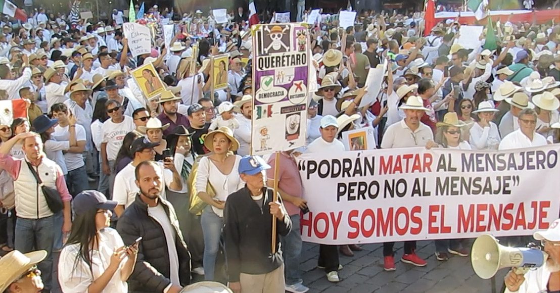 Querétaro: Fuera Morena y Fuera Claudia, gritaron en la marcha de justicia a Carlos Manzo