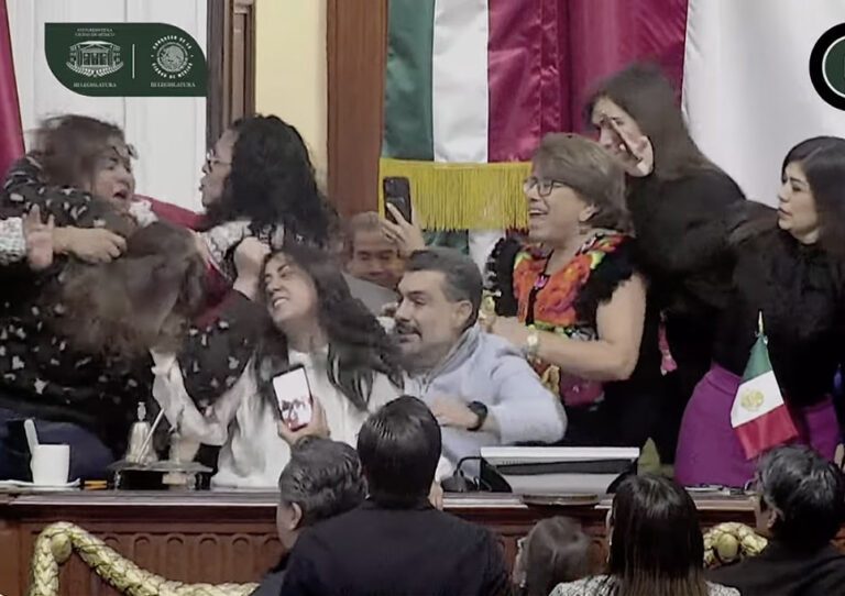 México: Diputadas se jalan del cabello y se golpean en México
