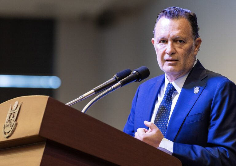 Mauricio Kuri felicita a diputados de Querétaro.