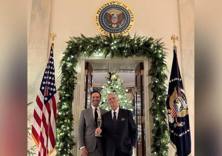 Ricardo Salinas Pliego y su hijo en la Casa Blanca de Estados Unidos