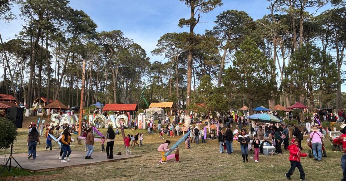 Querétaro: Baile y juegos en la comida de la amistad en San Joaquín
