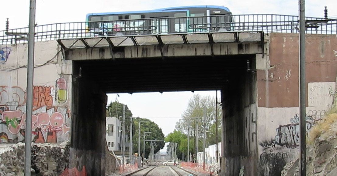 Camión de transporte público sobre Avenida Corregidora Norte