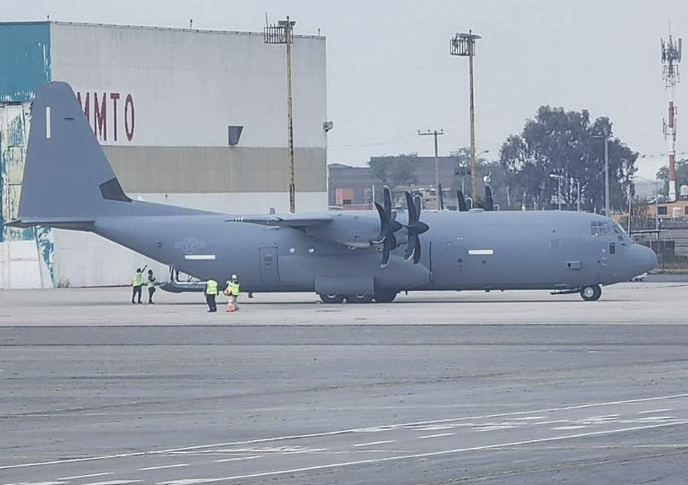 México: Captan aterrizaje de avión militar de Estados Unidos en Aeropuerto de Toluca