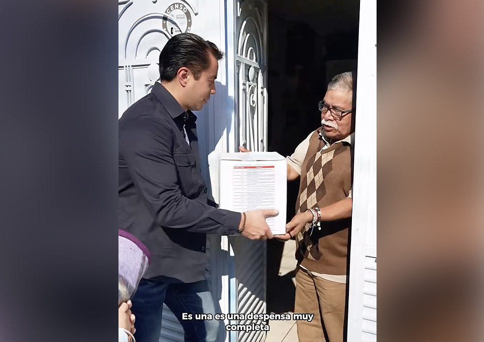 Felipe Fernando Macías Olvera entrega despensas