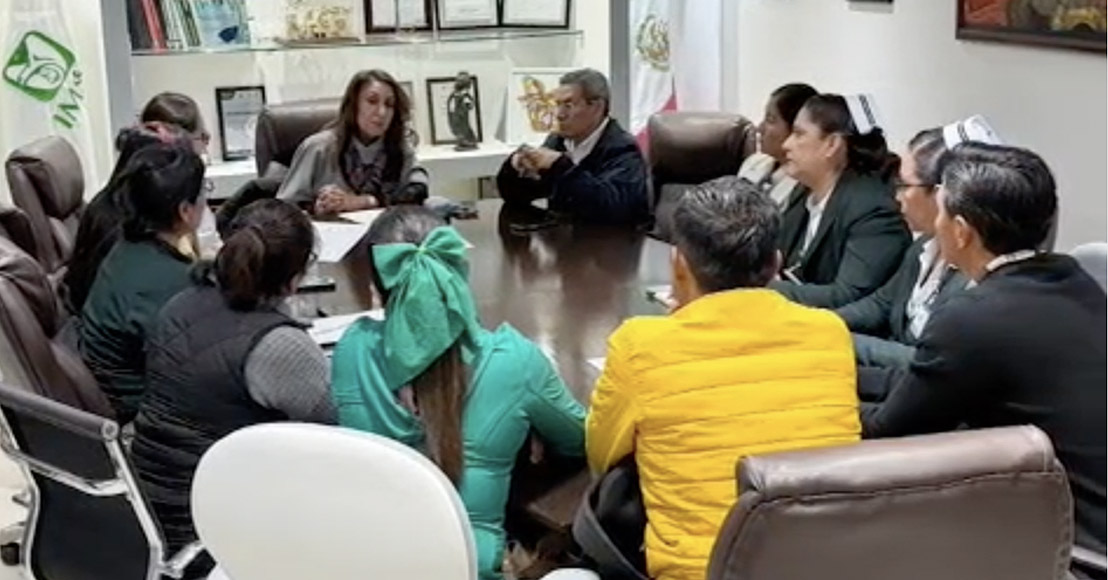 La delegada del IMSS Querétaro en reunión con la comisión de manifestantes