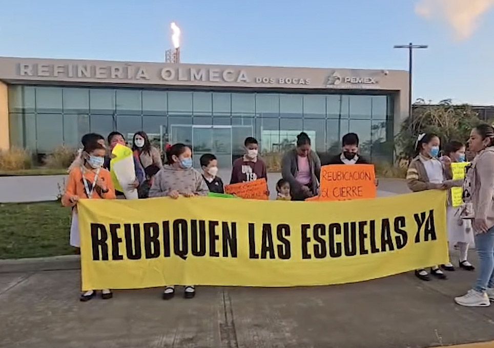 Estudiantes y docentes sufren contaminación en refinería Olmeca