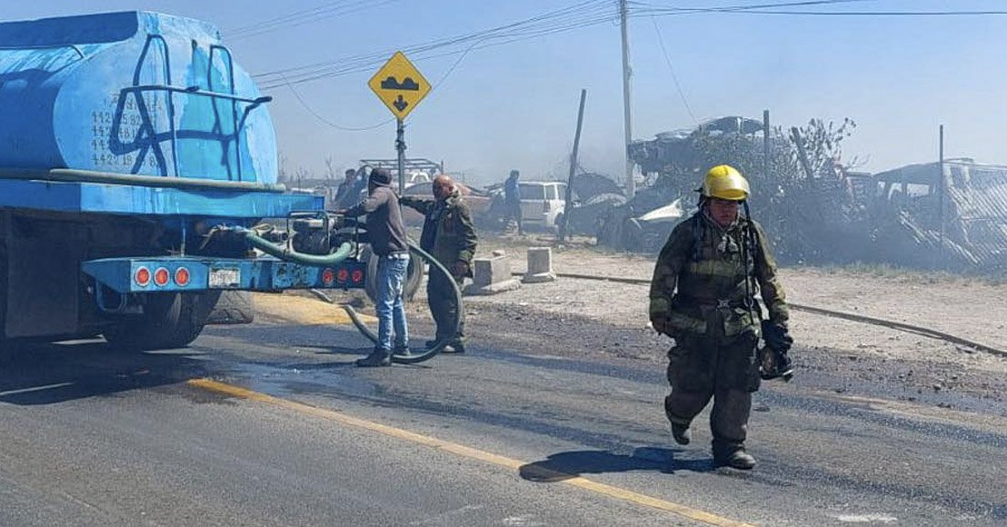 Querétaro: Incendio en yonke daña 50 vehículos