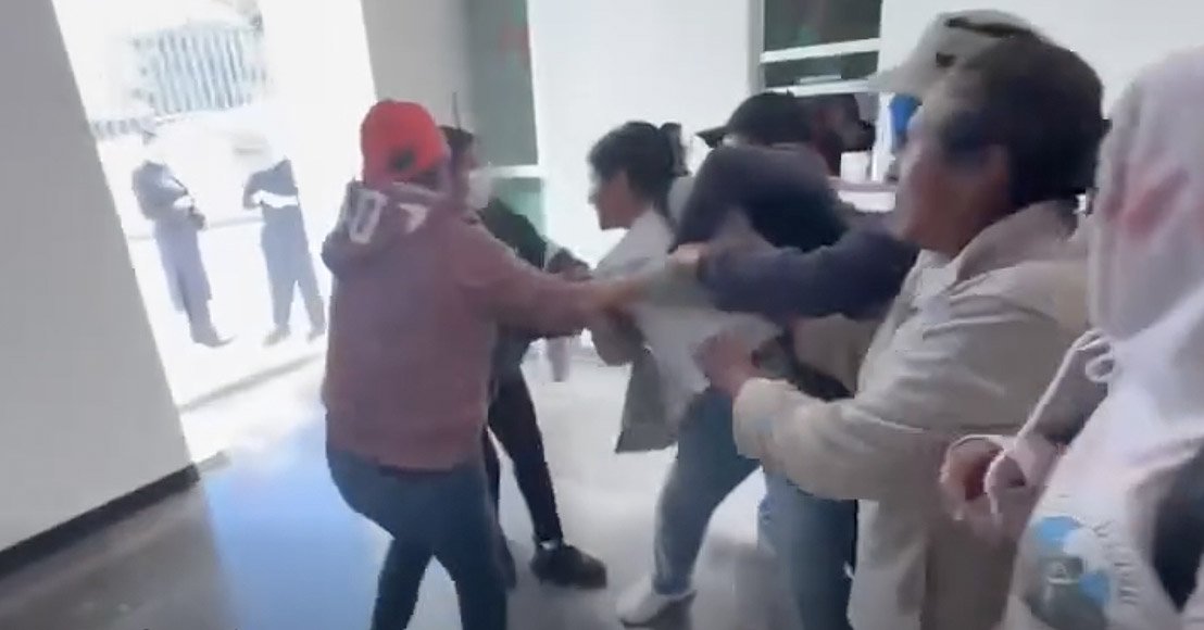 México: Zafarrancho en el Congreso de Oaxaca, pobladores intentan secuestrar a alcaldesa