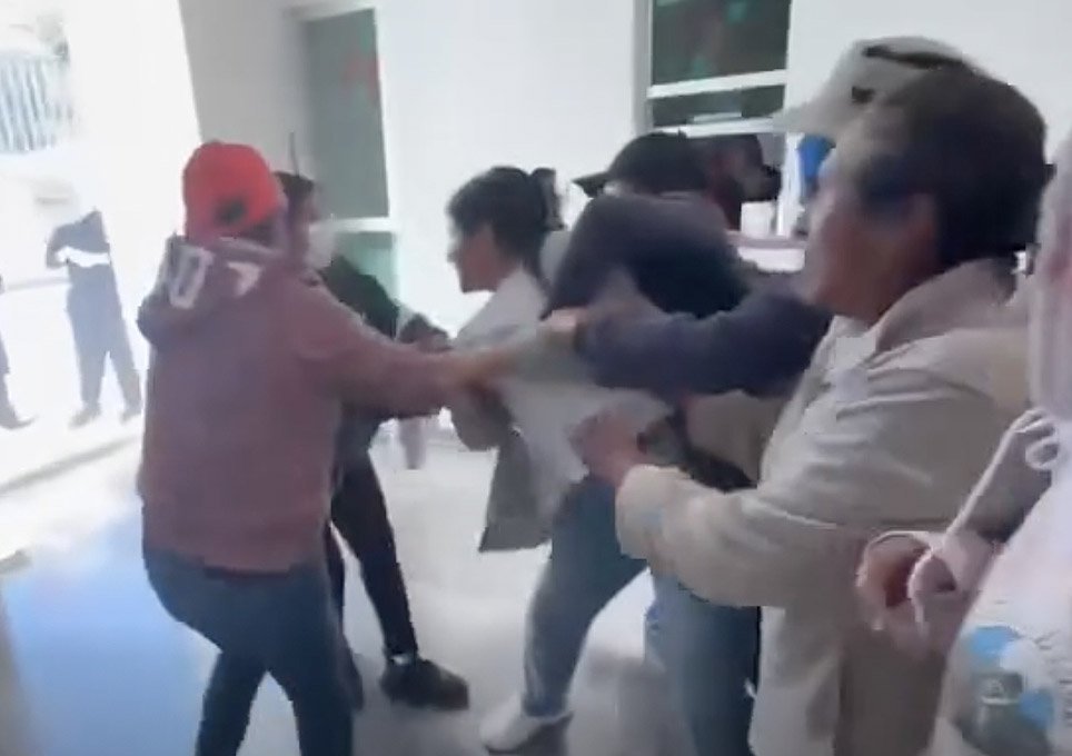 México: Zafarrancho en el Congreso de Oaxaca por la revocación de mandato de alcaldesa