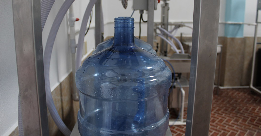 México: Detectan adeudos millonarios e irregularidades en refresquera y en embotelladora de agua
