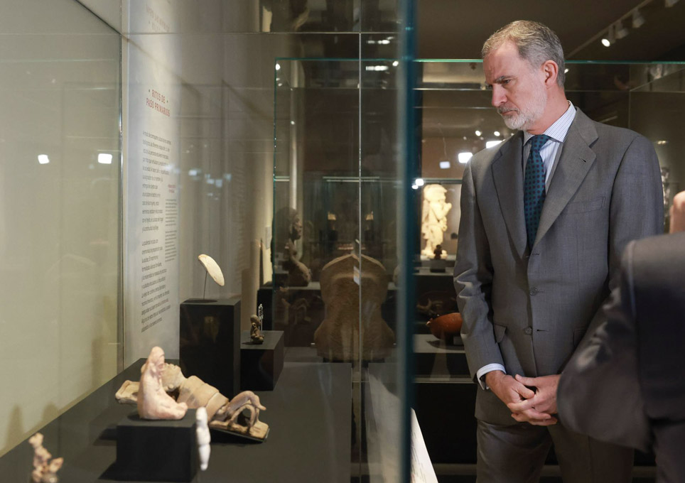 El rey de España reconoce abusos en la Conquista