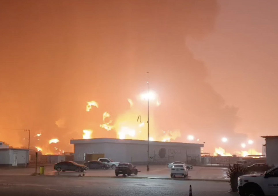 México: Incendio al exterior de la Refinería Dos Bocas