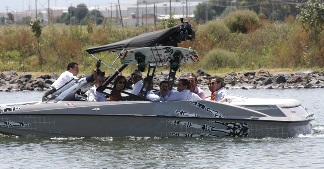 Mario Calzada, Sandra Albarrán, José Eduardo Calzada Rovirosa, Rubén Galicia y Miguel Calzada de paseo en lancha en El Marqués Polo Country Club en septiembre de 2010