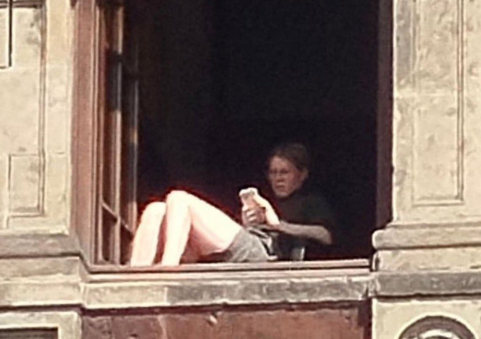 Video de mujer asoleándose en Palacio Nacional es real, confirma la presidenta Sheinbaum