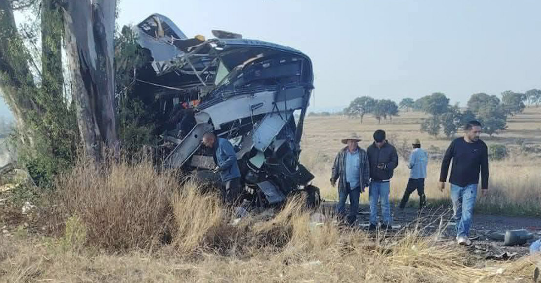 Querétaro: Reportan nueve pasajeros fallecidos tras choque de autobús contra un árbol en Amealco