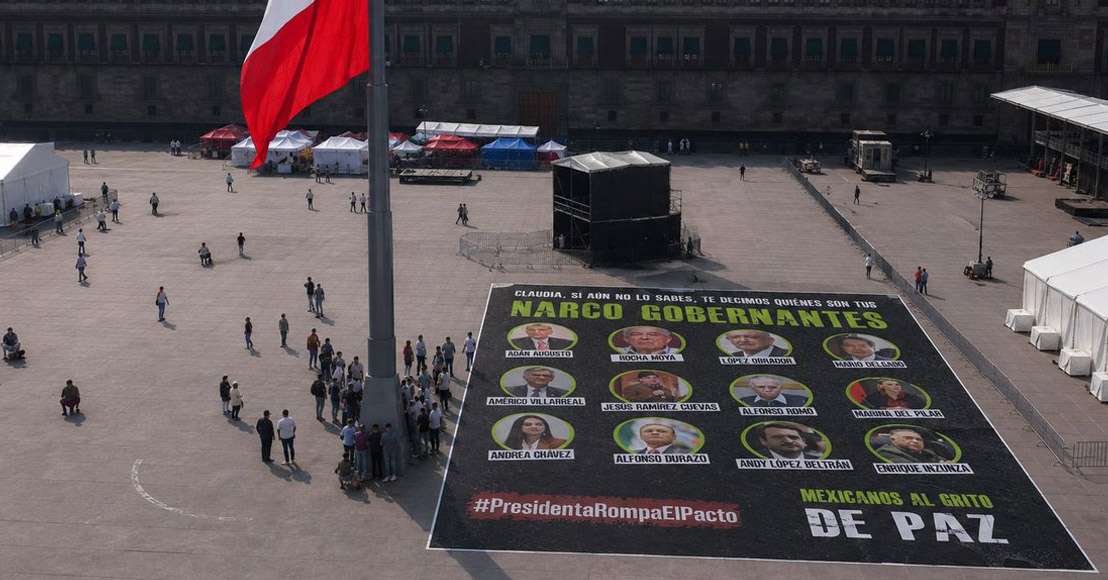 México: Acusan que presuntos comerciantes quitaron lona contra políticos de Morena en el Zócalo