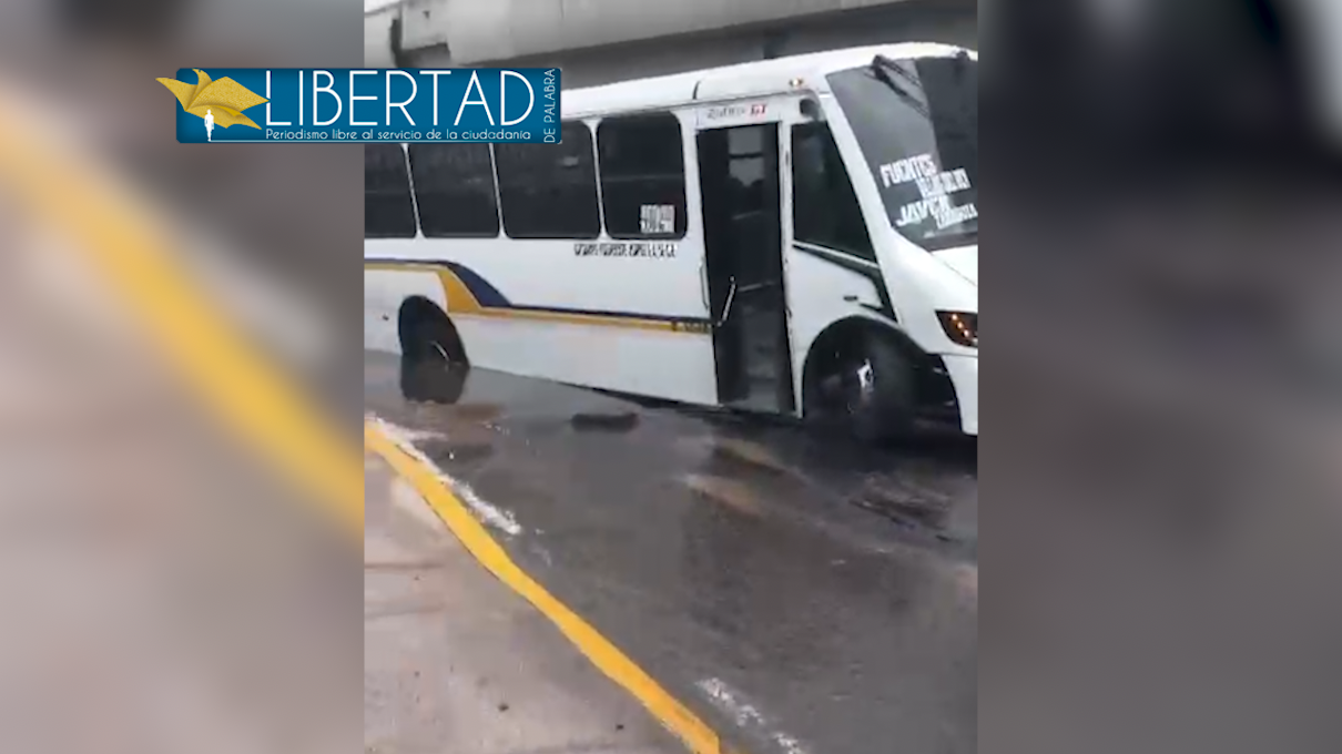 Querétaro: Camión cae en hundimiento de la avenida 5 de Febrero