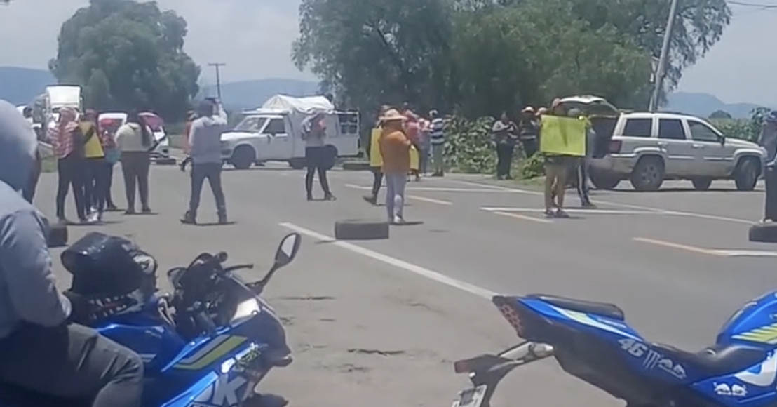 Cierran carretera 200 en Querétaro; señalan que desde el jueves no tienen electricidad