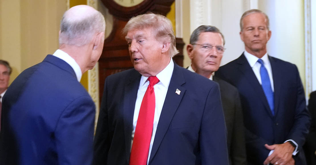 Tras revés sobre sus facultades militares, Trump reprende a senadores y logra que cambien su voto