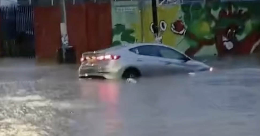 Querétaro: Regidor acusa que calle inundada en Querétaro costó 17 millones; alcalde culpa a la basura