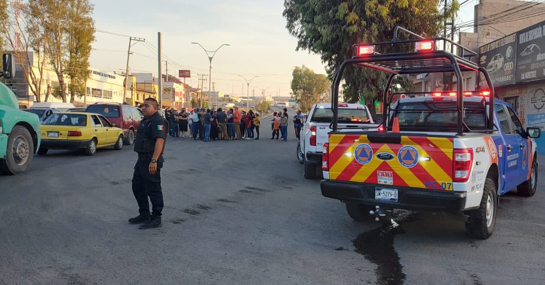 Alcantarilla tapada exhibe una descarga en la red pluvial con fuertes olores en Querétaro