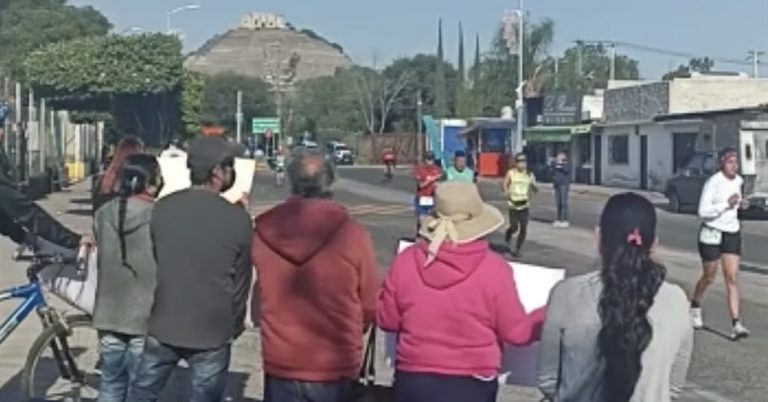 Aprovechan maratón para protestar: “¡Fuera Sosa!, ¡Fuera Sosa!”