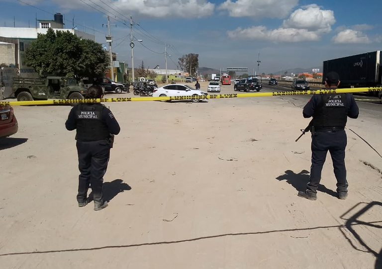 Asesinan a tres en paradero de autopista Querétaro-México