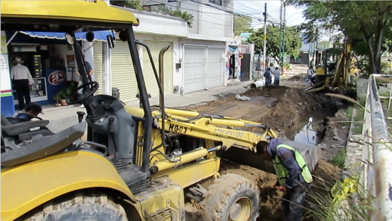 1 mes después reinician las obras para reparar fuga de aguas negras en Los Sauces